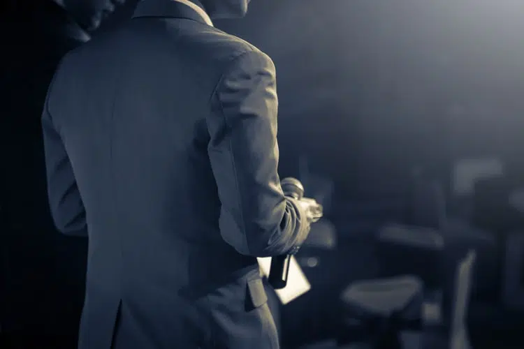 Тойға асаба (тамада) қалай тандау керек: 9 маңызды кеңес